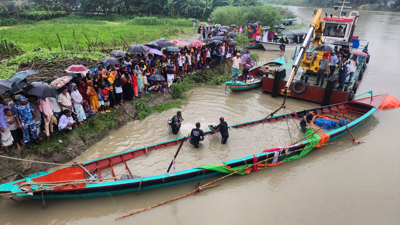 লৌহজংয়ে বাল্কহেড ডুবির ঘটনায় চলছে উদ্ধার তৎপরতা। ছবি : সংগৃহীত