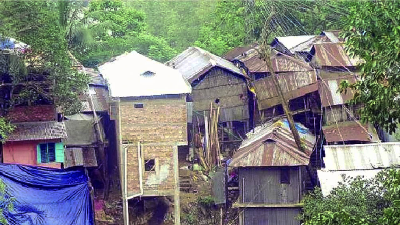 কাপ্তাইয়ে পাহাড় ঝুঁকি নিয়ে নির্মাণ করা বসতি। ছবি  : কালবেলা