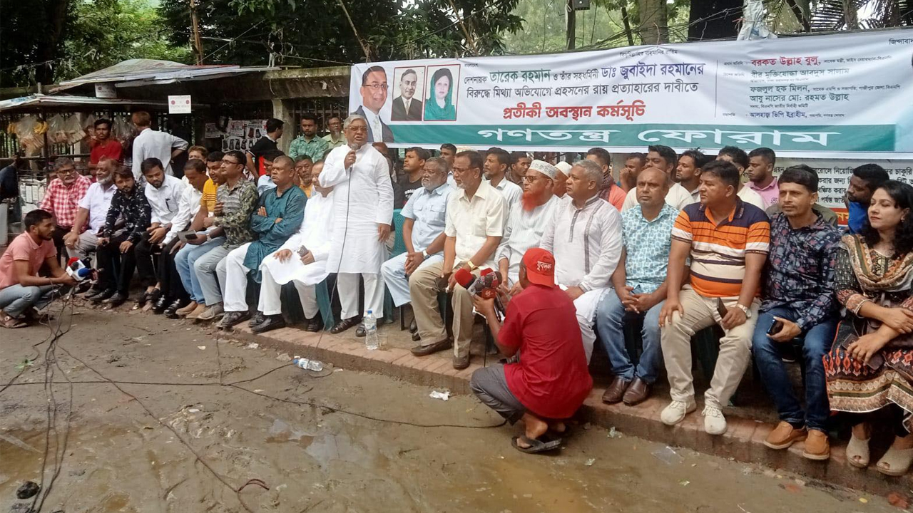 জাতীয় প্রেস ক্লাবের সামনে গণতন্ত্র ফোরাম আয়োজিত প্রতীকী অবস্থান কর্মসূচিতে বরকতউল্লাহ বুলু। ছবি : কালবেলা