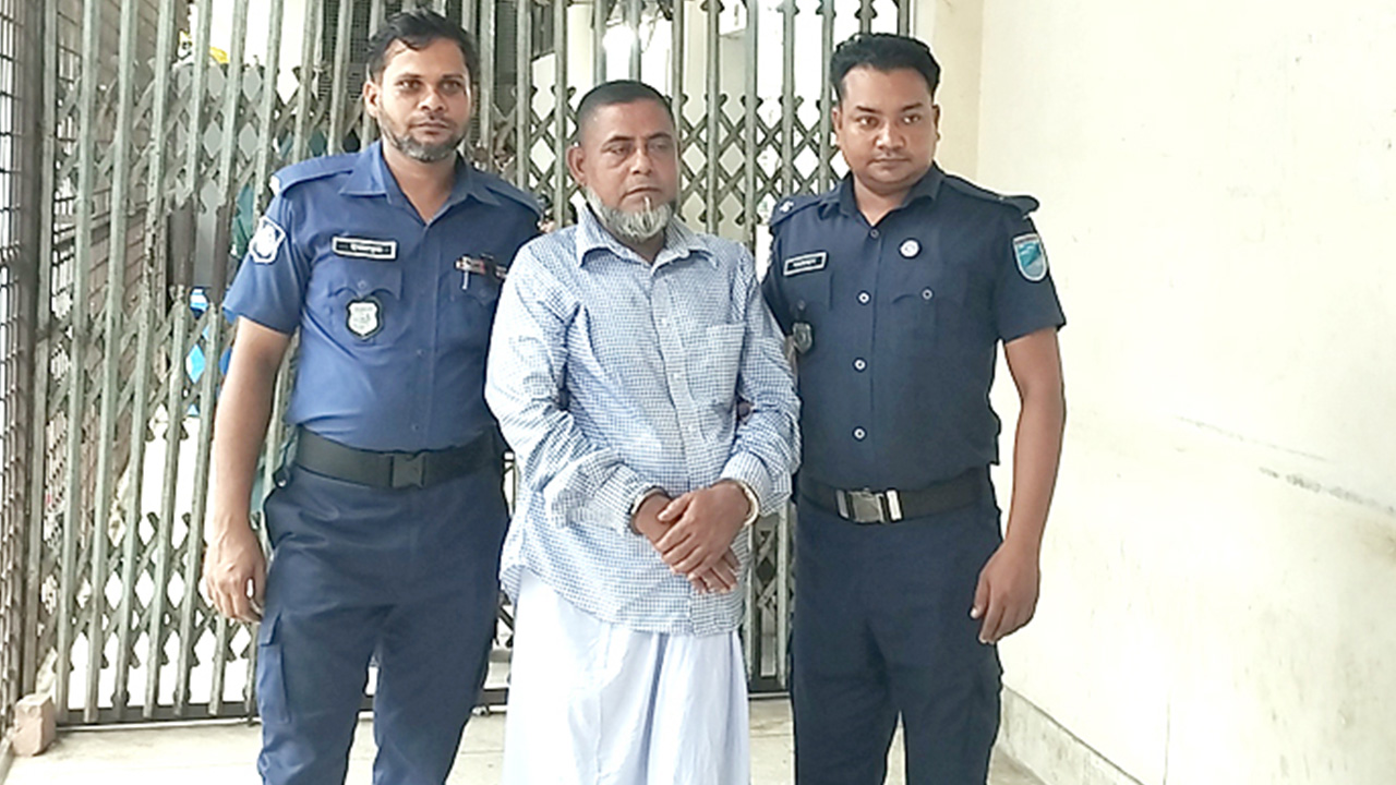 আদালতে উপস্থিত দণ্ডপ্রাপ্ত আসামি নূর মোহাম্মদ। ছবি : কালবেলা