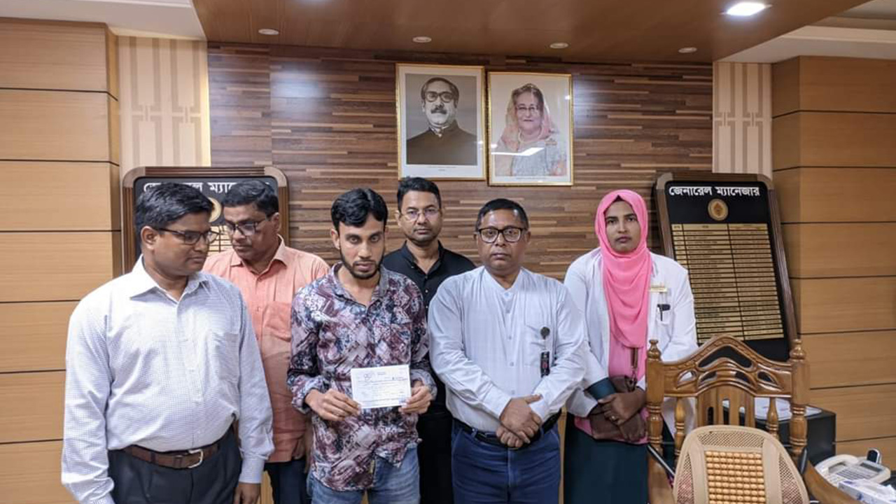 ১০ বছর পর ট্রেনের টিকিটের টাকা ফেরত দিলেন যুবক। ছবি : কালবেলা