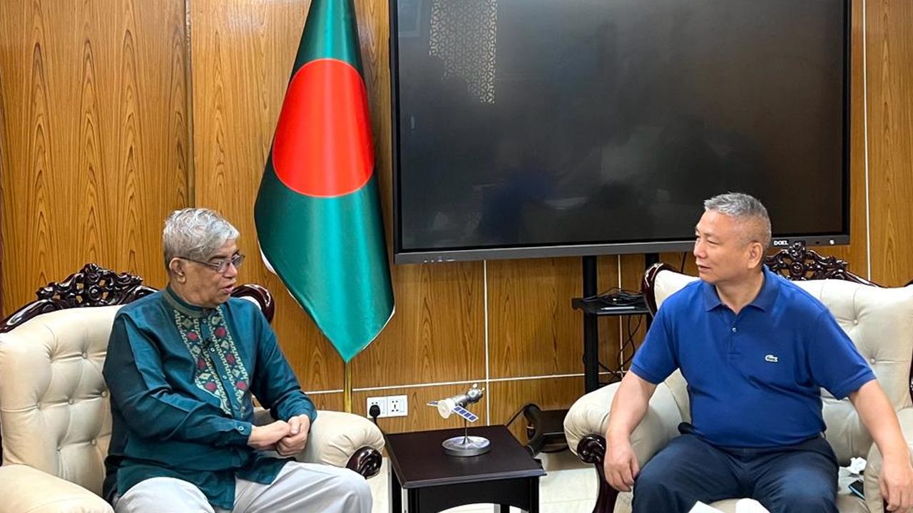 ডাক ও টেলিযোগাযোগমন্ত্রী মোস্তাফা জব্বারের সঙ্গে সাক্ষাতে কেএফএল প্রতিষ্ঠানটির প্রেসিডেন্ট ঝা হেলিন। ছবি : কালবেলা