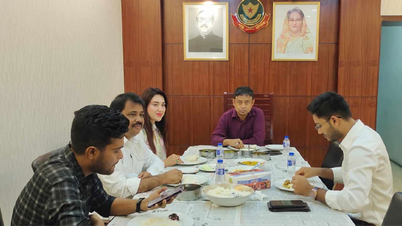 গোয়েন্দা পুলিশের কার্যালয়ে চিত্রনায়িকা অপু বিশ্বাস। ছবি : সংগৃহীত