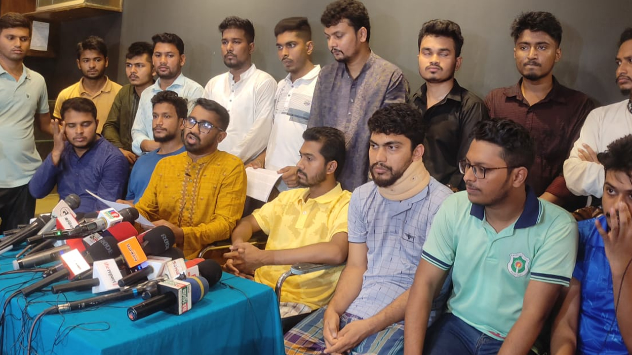 সংবাদ সম্মেলনে নুরুল হক নুরসহ গণঅধিকার পরিষদের অন্য নেতারা। ছবি : কালবেলা