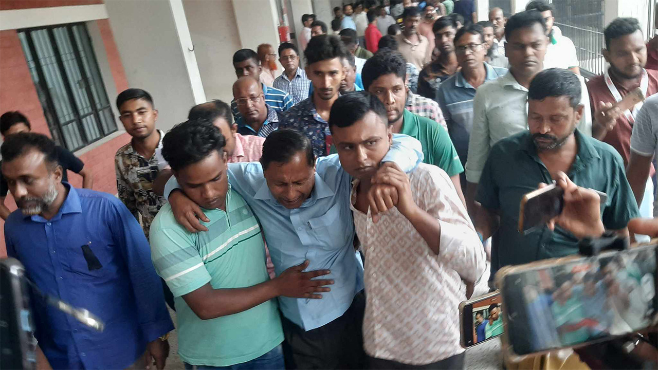 আদালত প্রাঙ্গণে নিহতের স্বজনরা। ছবি : কালবেলা
