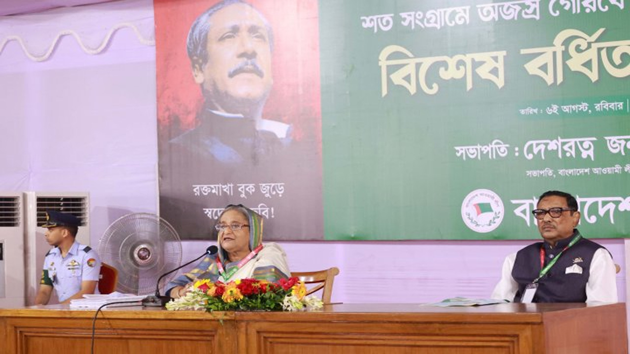 আওয়ামী লীগের বিশেষ বর্ধিত সভায় প্রধানমন্ত্রী ও দলের সভাপতি শেখ হাসিনা। ছবি : সংগৃহীত