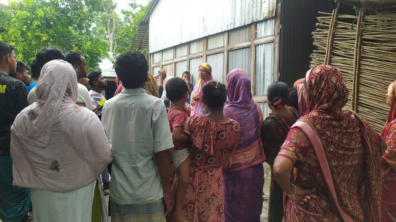 নিহত কিশোরীর বাড়িতে এলাকাবাসীর ভিড়। ছবি : কালবেলা