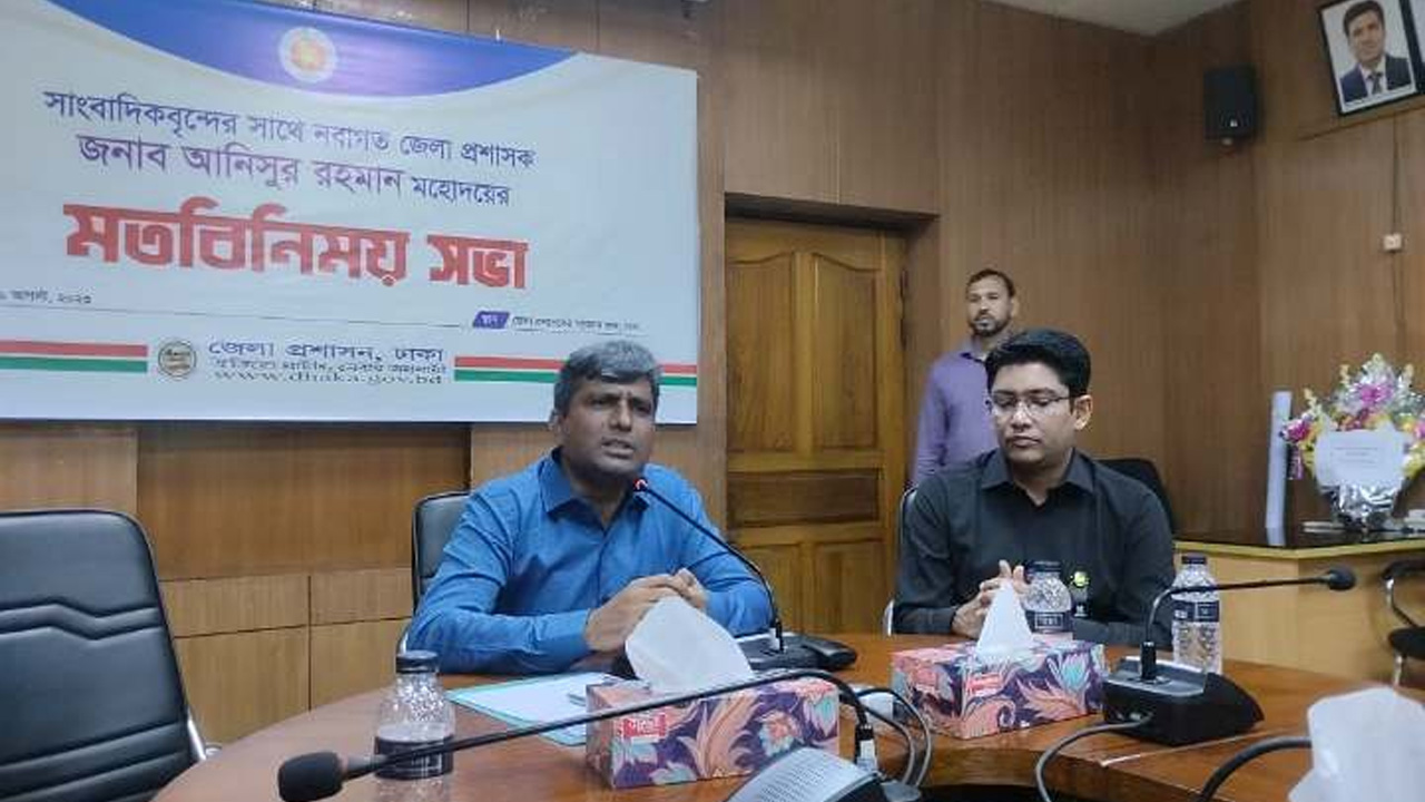রোববার জেলা প্রশাসকের কার্যালয়ে সাংবাদিকদের সঙ্গে মতবিনিময় সভায় প্রশাসক আনিসুর রহমান। ছবি : কালবেলা