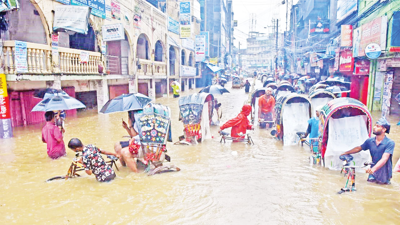 টানা ভারি বর্ষণে চট্টগ্রামে জলাবদ্ধতা আরও প্রকট। তৃতীয় দিনে নগরের বিভিন্ন এলাকায় কোমর সমান পানি জমে যায়। রোববার নগরীর চকবাজার এলাকা থেকে তোলা। ছবি : স্টার মেইল