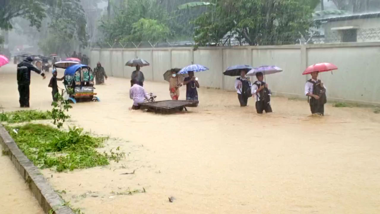 বান্দরবানে ভারি বর্ষণ ও পাহাড়ি ঢলে ডুবে গেছে সড়ক। ছবি : কালবেলা