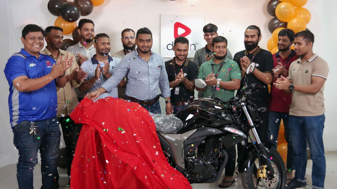 বিজয়ীকে পুরস্কার হিসেবে মোটরসাইকেল দিয়েছে দ্বীন। ছবি: কালবেলা