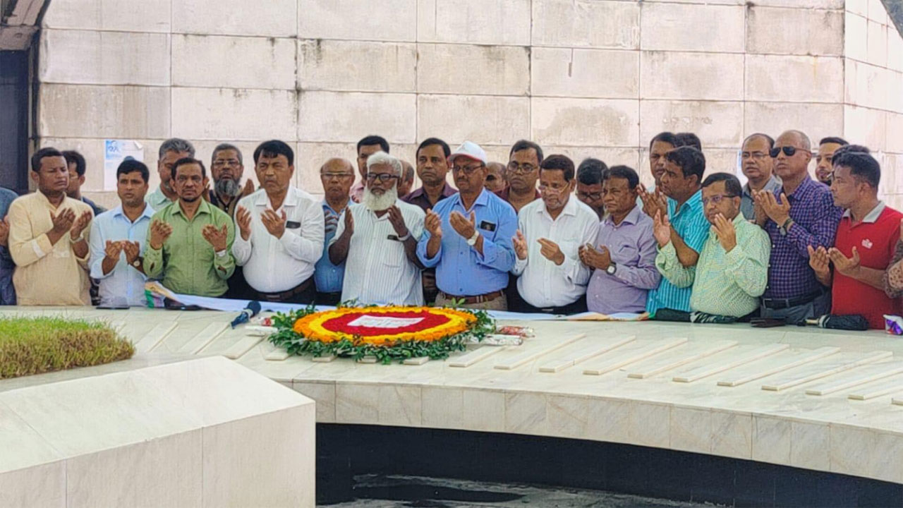 জিয়াউর রহমানের মাজারে শ্রদ্ধা নিবেদন করছেন চিকিৎসকদের সংগঠন ডক্টরস অ্যাসোসিয়েশন অব বাংলাদেশ (ড্যাব)। ছবি: কালবেলা