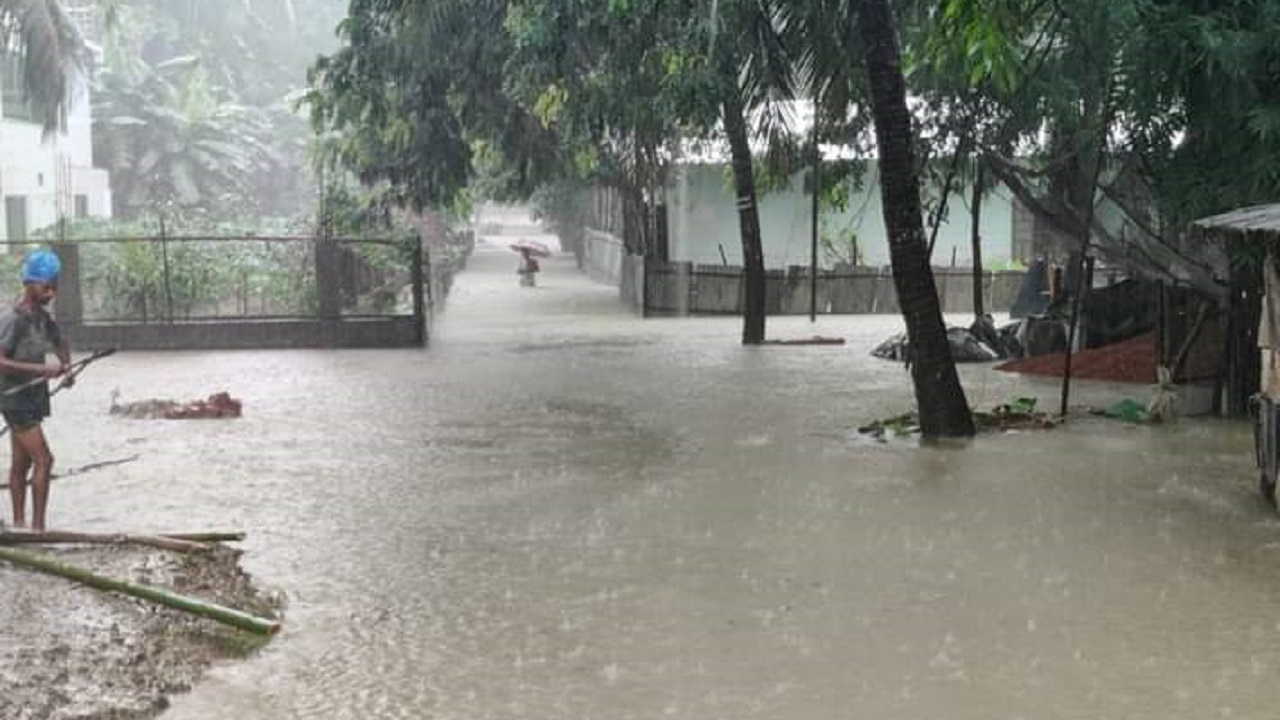 কক্সবাজারের পেকুয়ায় পাহাড়ি ঢল আর টানা ভারি বর্ষণে দুশতাধিক গ্রাম প্লাবিত। ছবি : কালবেলা