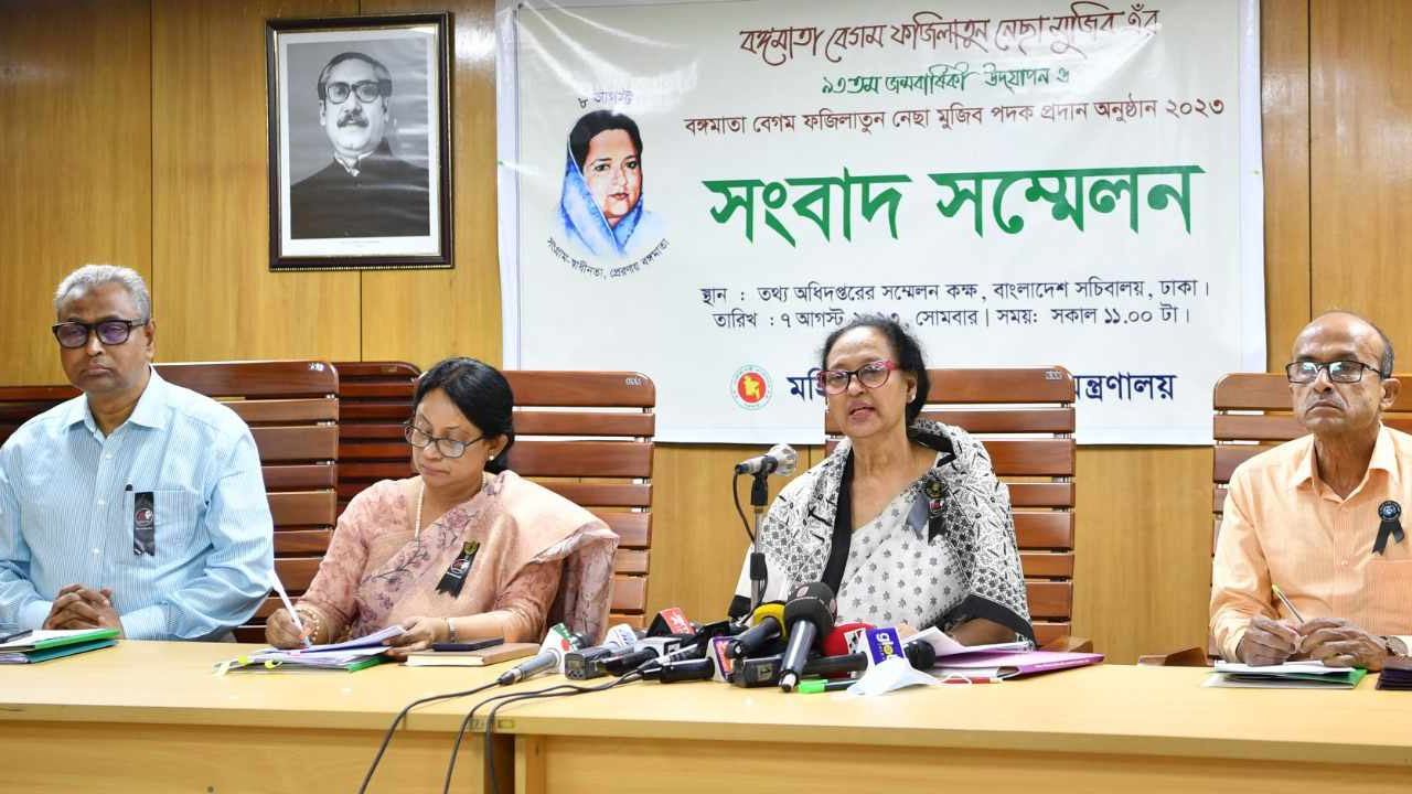 সংবাদ সম্মেলনে মহিলা ও শিশুবিষয়ক প্রতিমন্ত্রী ফজিলাতুন নেসা ইন্দিরা। ছবি : কালবেলা