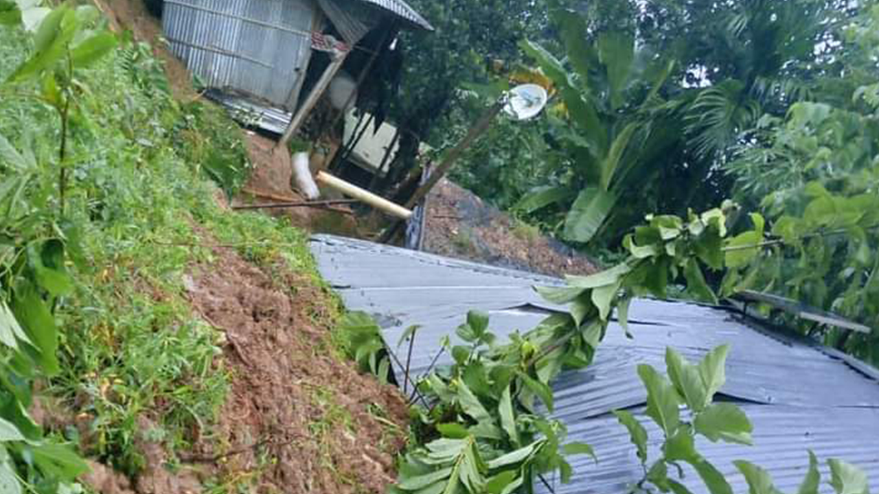 রাঙ্গুনিয়ায় পাহাড়ধস । ছবি : কালবেলা