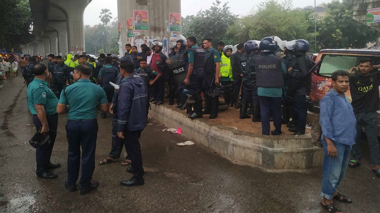 শাহবাগে অবস্থারত পুলিশ সদস্যরা। ছবি : কালবেলা