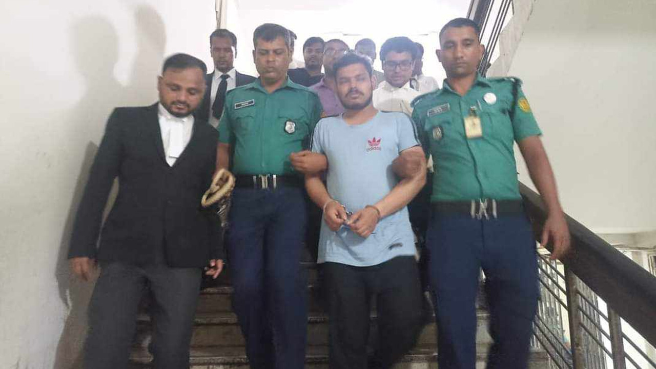 শুনানি শেষে আদালত থেকে বিন ইয়ামিনকে নিয়ে যাচ্ছে পুলিশ। ছবি : কালবেলা