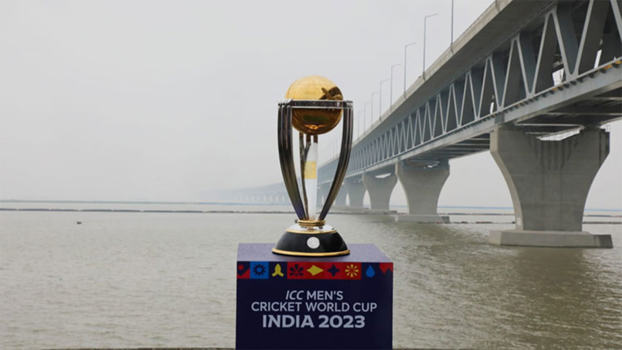 পদ্মা সেতুর পাশে ওয়ানডে বিশ্বকাপের ট্রফি। ছবি : সংগৃহীত