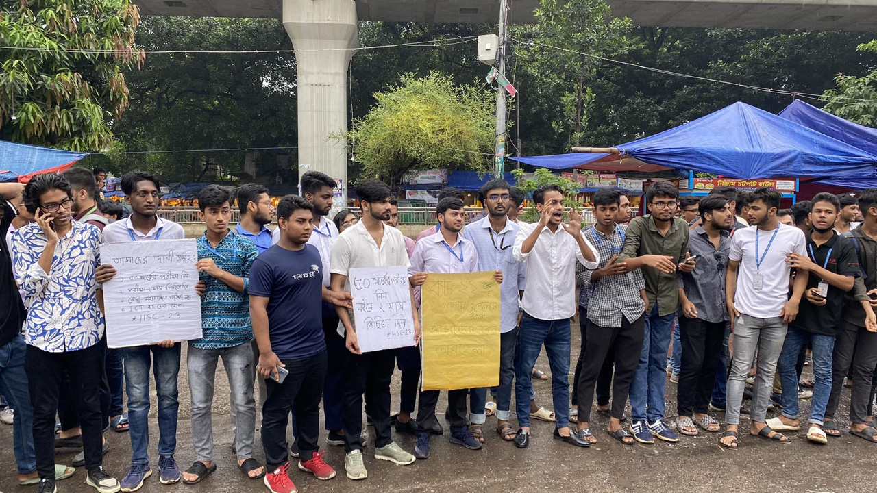 শাহবাগে শিক্ষার্থীদের বিক্ষোভ চলাকালে একটি চিত্র। ছবি: কালবেলা