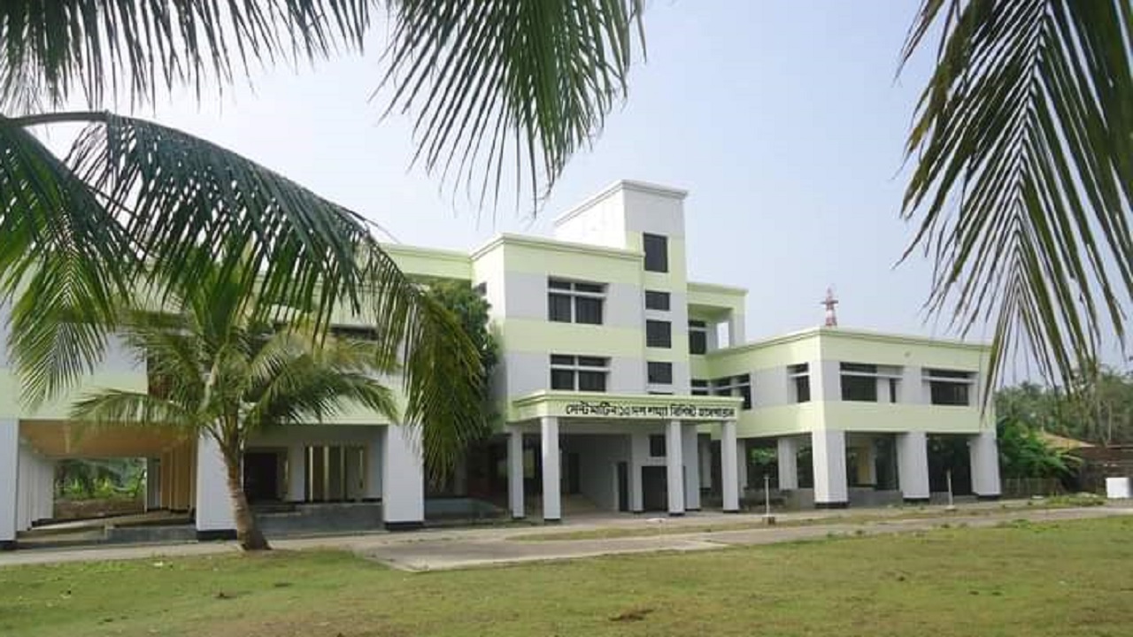 সেন্টমার্টিন ১০ শয্যাবিশিষ্ট হাসপাতাল। ছবি : কালবেলা
