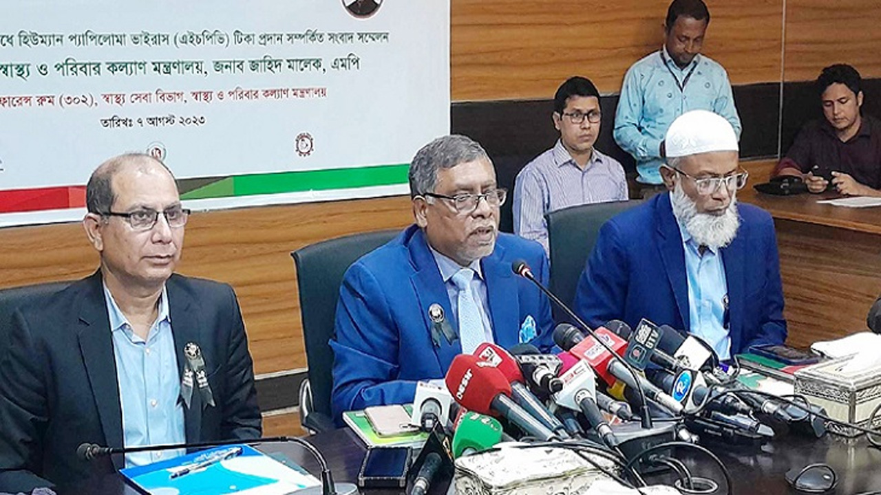 সোমবার সচিবালয়ে জরায়ুমুখ ক্যানসার নিয়ে সংবাদ সম্মেলনে স্বাস্থ্যমন্ত্রী। ছবি : কালবেলা