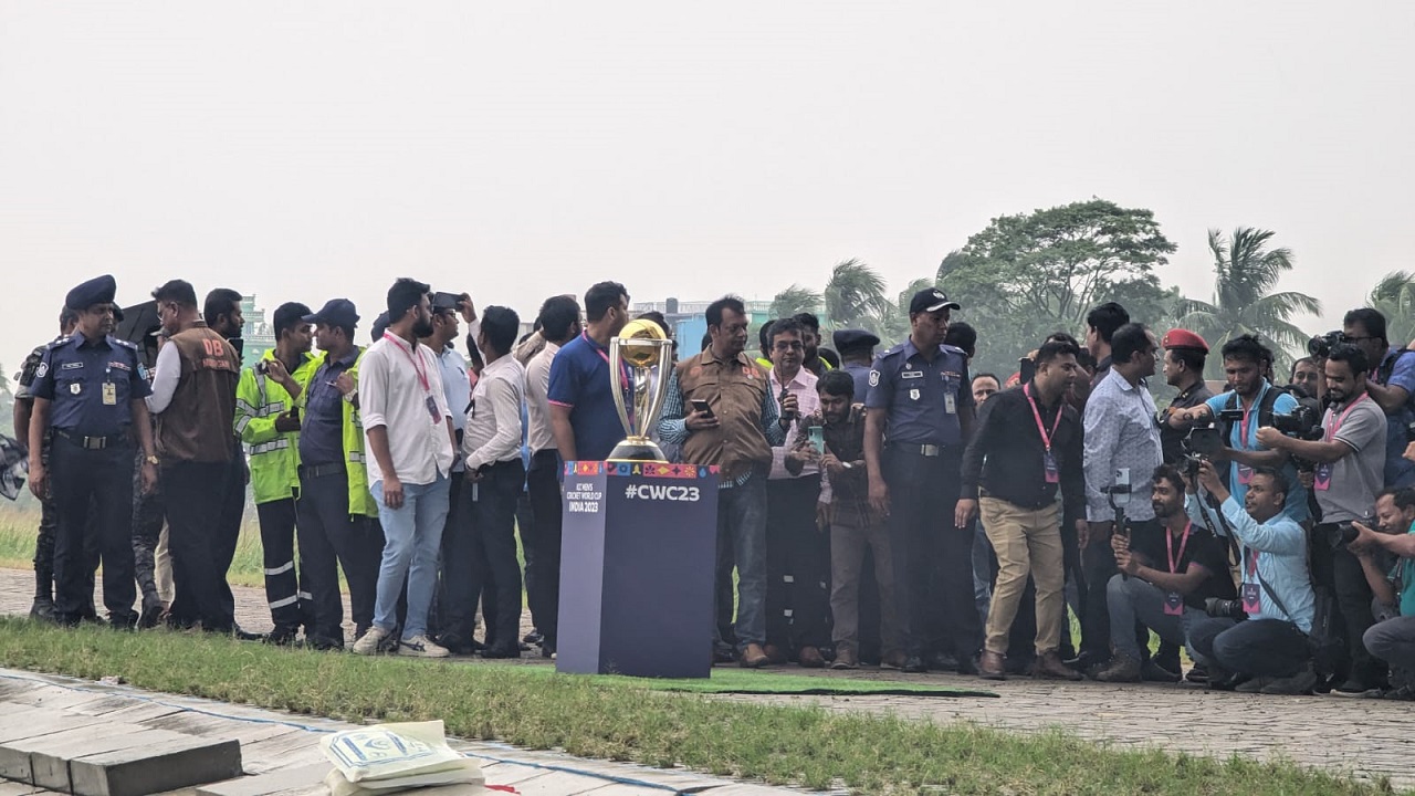 মুন্সীগঞ্জে পদ্মা সেতুর মাওয়া প্রান্তে প্রদর্শিত হচ্ছে ওয়ানডে বিশ্বকাপ ট্রফি। ছবি : কালবেলা