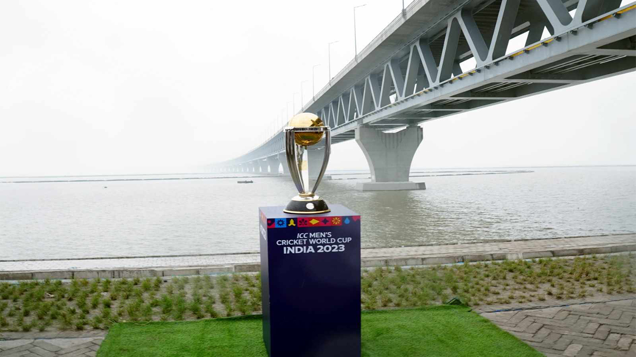 পদ্মা সেতুর পাশে বিশ্বকাপ ট্রফির ফটোসেশন। ছবি : কালবেলা