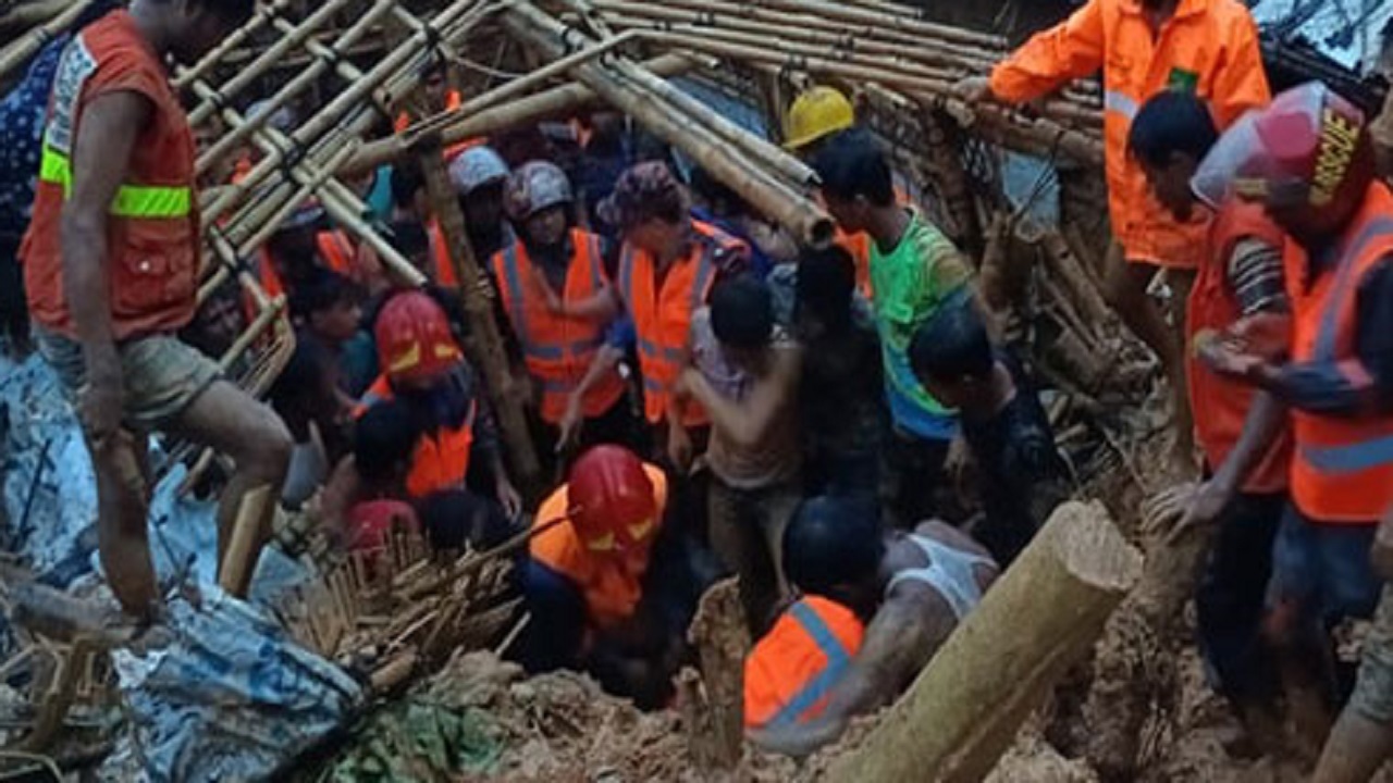 রোহিঙ্গা ক্যাম্পে পাহাড় ধসের পর উদ্ধার তৎপরতা চালাচ্ছে ফায়ার সার্ভিসের কর্মীরা। ছবি : সংগৃহীত