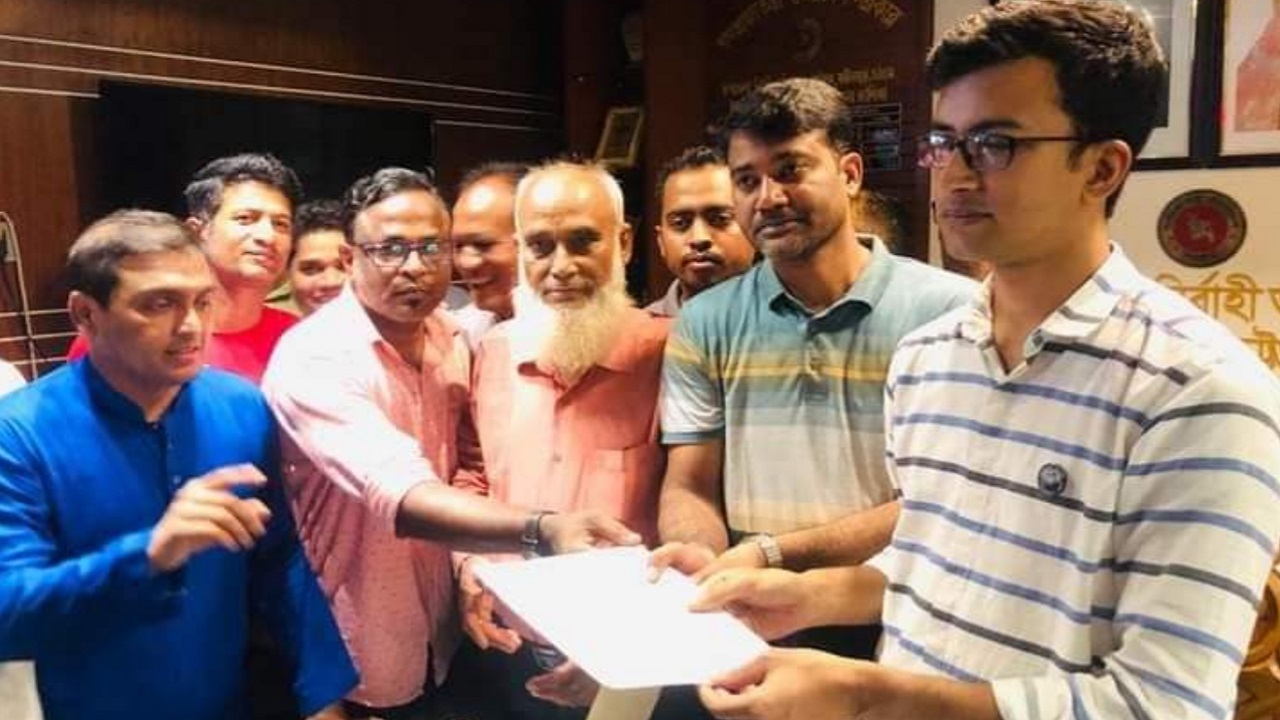 ইউএনওর হাতে স্মারকলিপি তুলে দিচ্ছেন উপজেলা যুবলীগের নেতাকর্মীরা। ছবি : কালবেলা