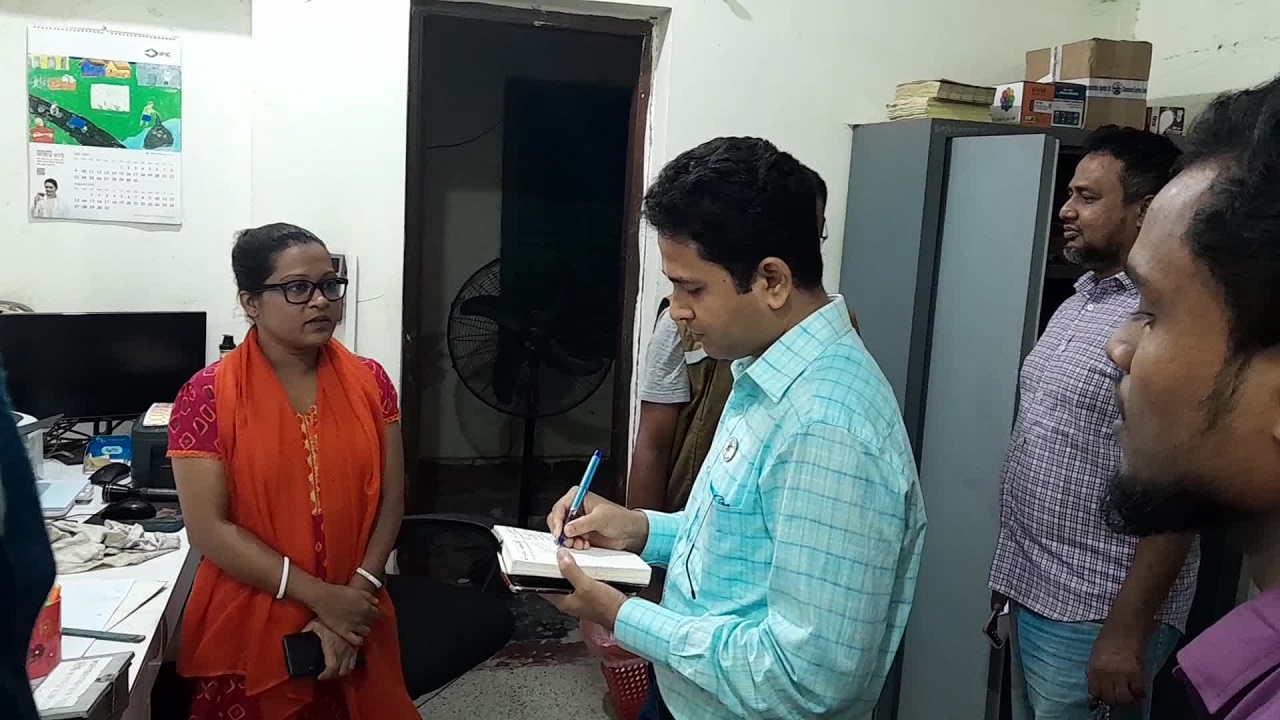 ব্রাহ্মণবাড়িয়ায় ভারতীয় ভিসা আবেদন কেন্দ্রে চুরির ঘটনা জানাচ্ছেন এক কর্মকর্তা। ছবি : কালবেলা