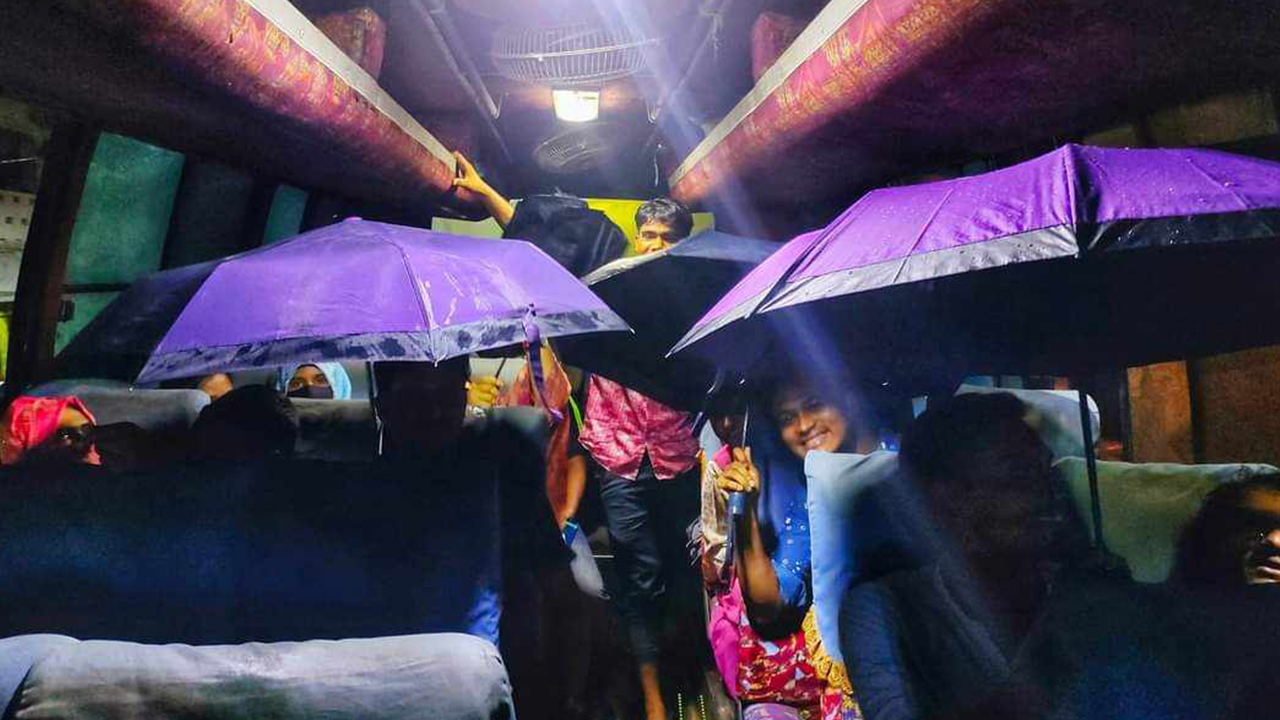 যবিপ্রবির শিক্ষার্থীদের বহনকারী বাসে মেলতে হয় ছাতা। ছবি : কালবেলা