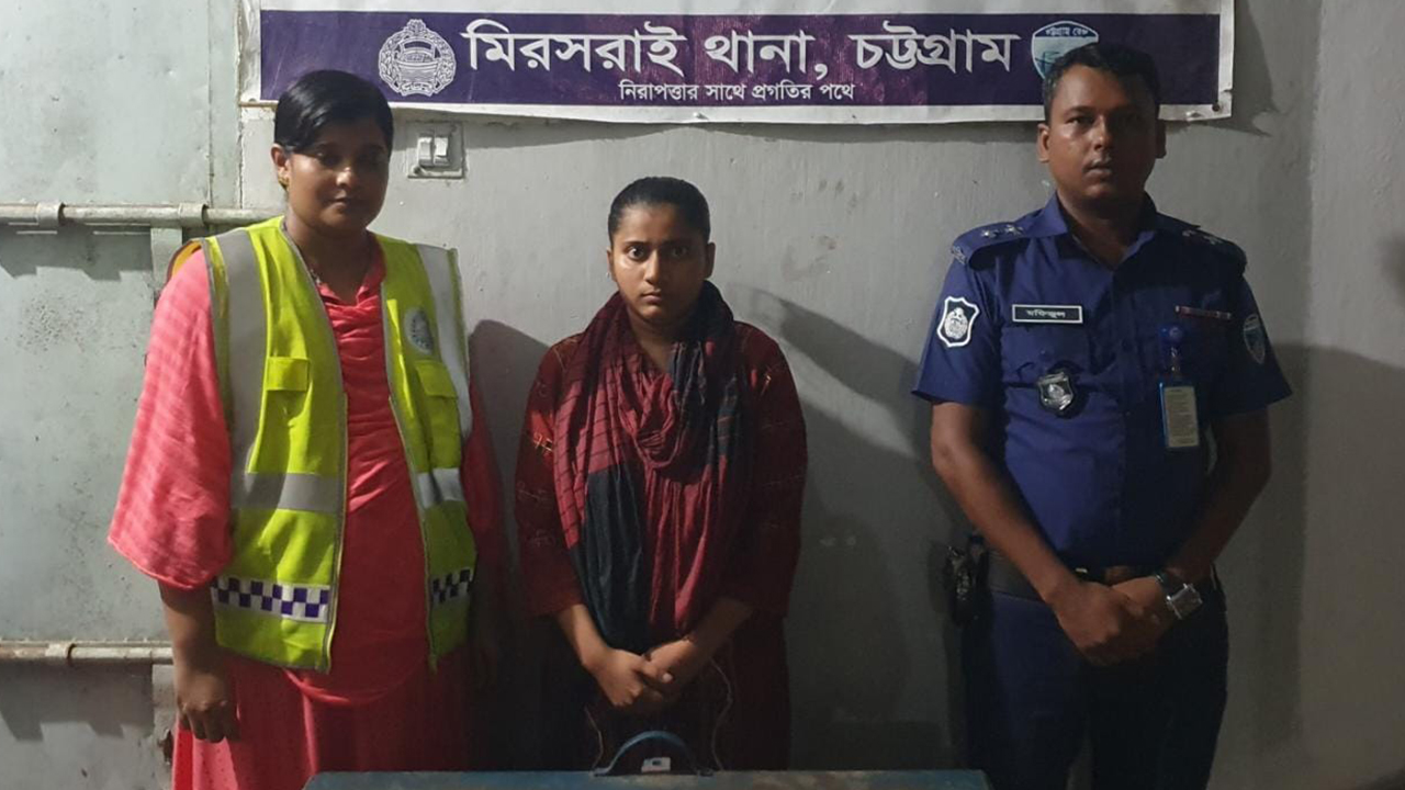 ইয়াবাসহ আটক নারী। ছবি : কালবেলা