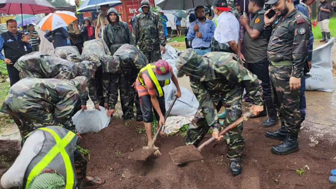 ২০২২ সালের জুনে বন্যা পরিস্থিতি মোকাবিলায় সিলেট ও সুনামগঞ্জের ৮ উপজেলায় কাজ করেন সেনা সদস্যরা। ছবি: সংগৃহীত