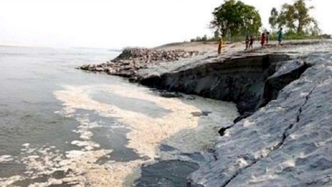 বগুড়ার ধুনটে যমুনা নদীর তীর রক্ষা বাঁধের প্রায় ১০০ মিটার অংশ বিলীন হয়েছে। ছবি : কালবেলা