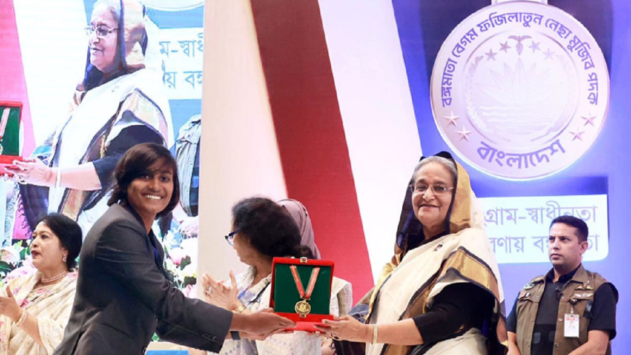‘বঙ্গমাতা বেগম ফজিলাতুন নেছা মুজিব পদক-২০২৩’ প্রদান করছেন প্রধানমন্ত্রী শেখ হাসিনা। ছবি: সংগৃহীত