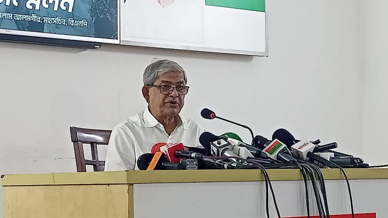 গুলশানে বিএনপি চেয়ারপারসনের কার্যালয়ে সংবাদ সম্মেলনে কথা বলেন মির্জা ফখরুল ইসলাম আলমগীর। ছবি : কালবেলা