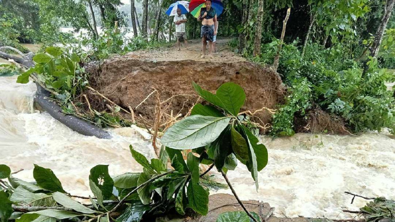 চিথলিয়া ইউনিয়নের পশ্চিম অলকা গ্রামে মুহুরী নদীর বেড়িবাঁধ ভেঙে পানি ঢুকছে। ছবি : কালবেলা