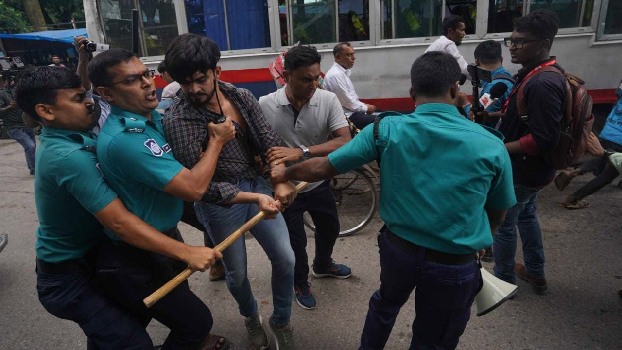 শাহবাগ থেকে এক শিক্ষার্থীকে ধরে নিয়ে যাচ্ছে পুলিশ। ছবি: কালবেলা