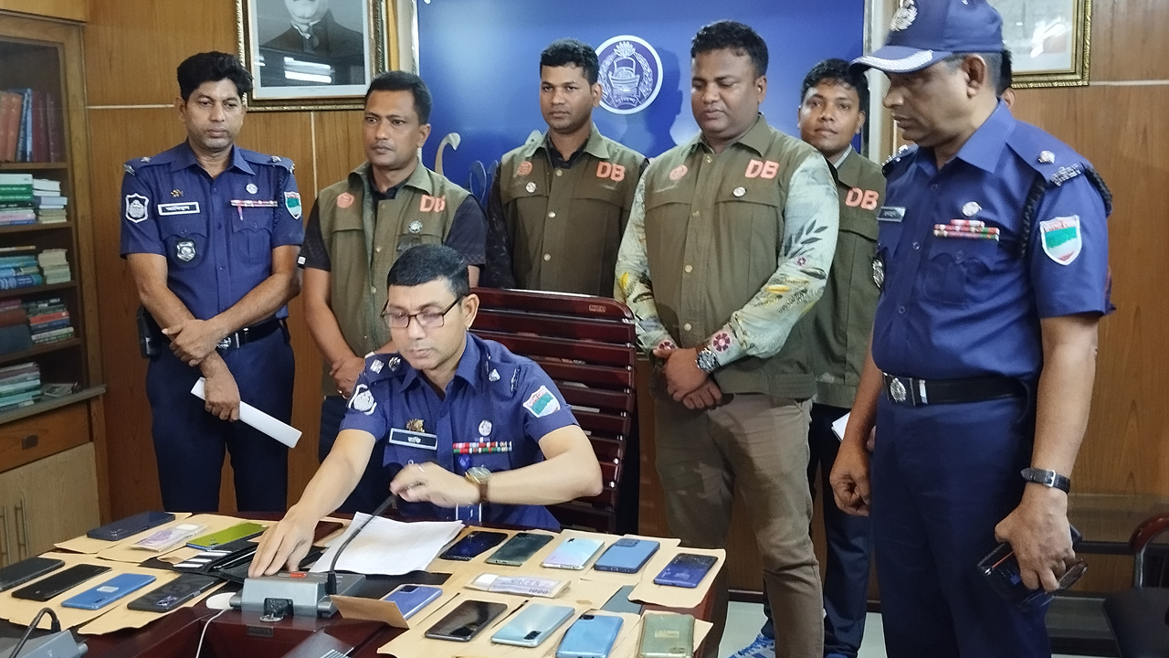 মেহেরপুরের পুলিশ সুপার রাফিউল আলমের সভাকক্ষে মঙ্গলবার সংবাদ সম্মেলন করে উদ্ধার হওয়া মোবাইল ফোন ও টাকা মালিকদের হাতে হস্তান্তর করা হয়। ছবি: কালবেলা