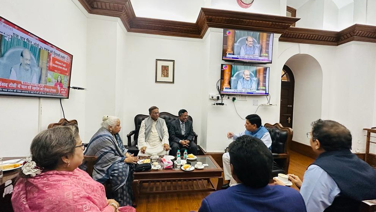 মঙ্গলবার নয়াদিল্লির সংসদ কার্যালয়ে পীযূষ গয়ালের সঙ্গে আওয়ামী লীগ প্রতিনিধিদল বৈঠক করে। ছবি: বাসস