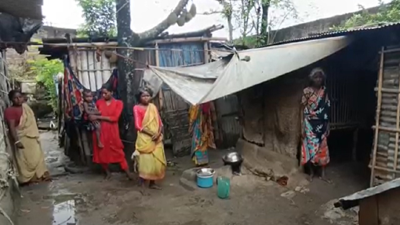 ঠাকুরগাঁয়ের মসহুর সম্প্রদায়ের একটি পরিবার। ছবি : কালবেলা