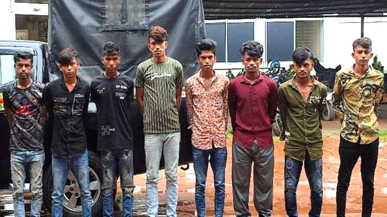 সোনারগাঁয়ে গ্রেপ্তারকৃত কিশোর গ্যাংয়ের ৮ সদস্য। ছবি : সংগৃহীত