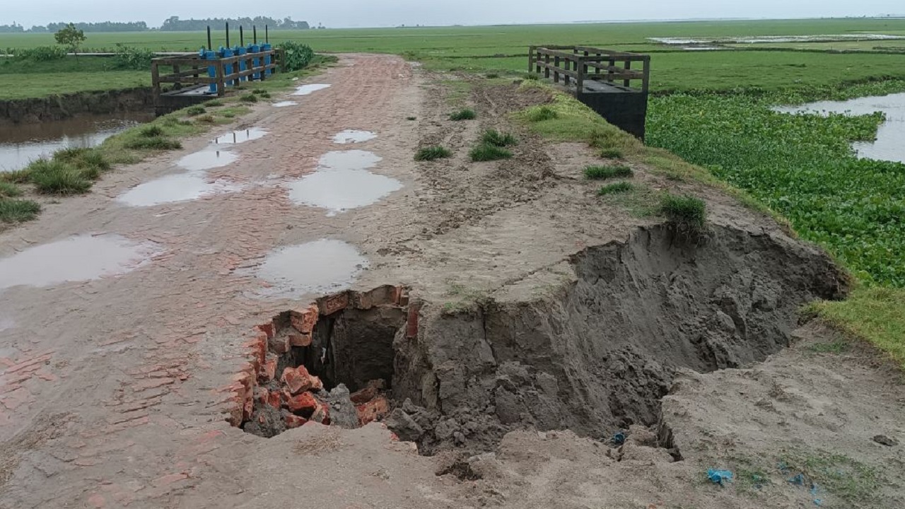 আজমিরীগঞ্জ-পাহাড়পুর ভায়া বদলপুর সড়কের খৈয়ারঢালা সড়ক। ছবি : কালবেলা