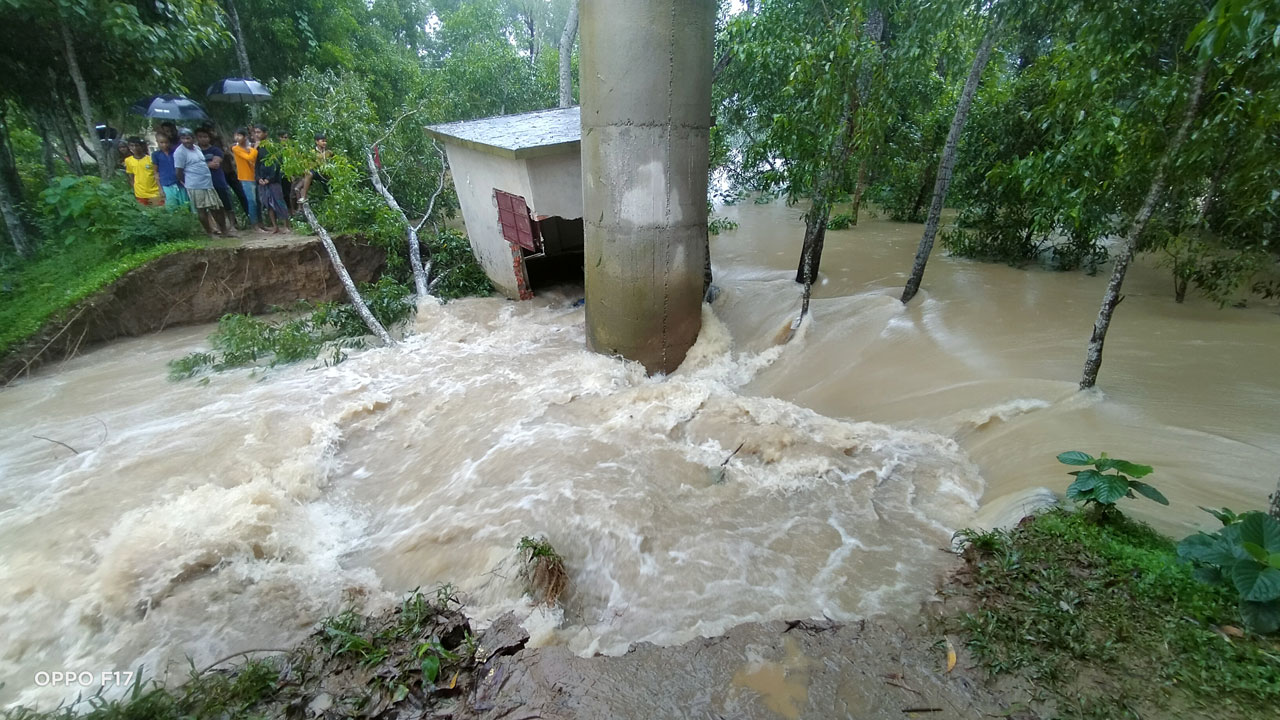 ফেনীতে টানা বর্ষণ ও পাহাড়ি ঢলে প্লাবিত হয়েছে গ্রামঞ্চল। ছবি : কালবেলা