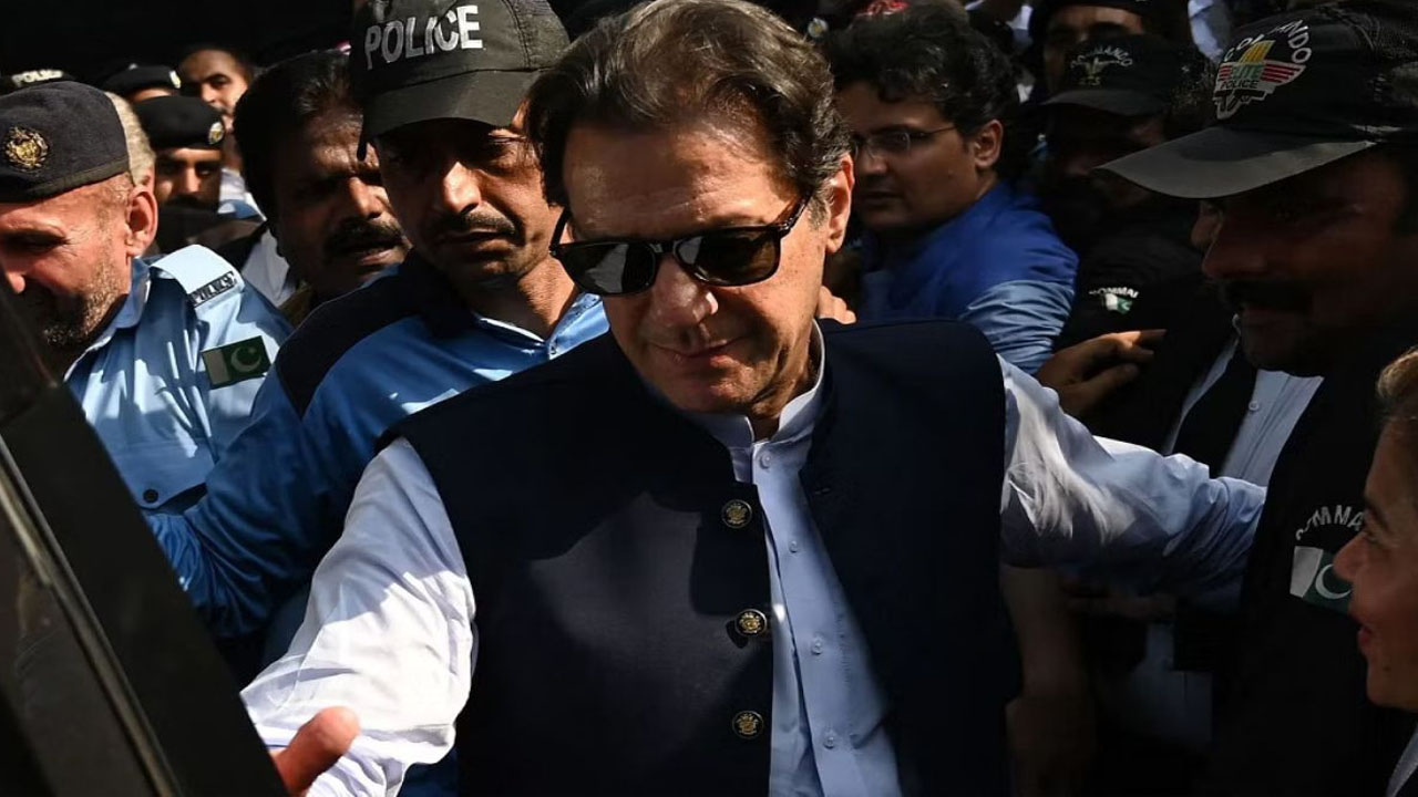 পাকিস্তানের সাবেক প্রধানমন্ত্রী ইমরান খান গ্রেপ্তার। ছবি : দ্য স্টেটম্যান