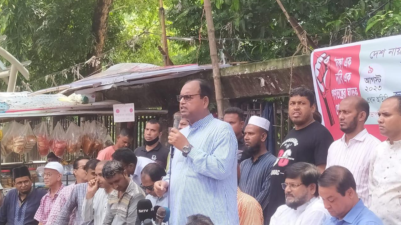 জাতীয় প্রেস ক্লাবের সামনে সমমনা পেশাজীবী গণতান্ত্রিক জোটের প্রতিবাদ সভায় বিএনপির ভাইস চেয়ারম্যান শামসুজ্জামান দুদু। ছবি : কালবেলা