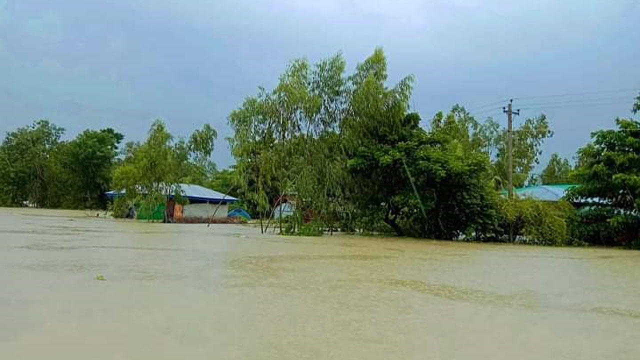 কক্সবাজারে বন্যা পরিস্থিতি অপরিবর্তিত। ছবি : কালবেলা