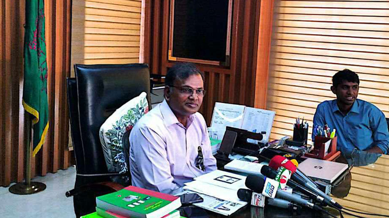 রাজধানীর আগারগাঁওয়ে নির্বাচন কমিশনার (ইসি) মো. আনিছুর রহমান। ছবি : সংগৃহীত