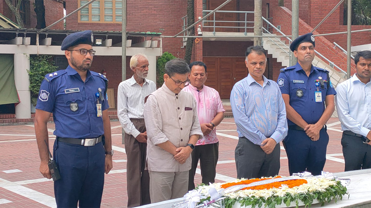 জাতির পিতার সমাধিতে ভারতীর হাইকমিশনারের শ্রদ্ধা। ছবি : কালবেলা