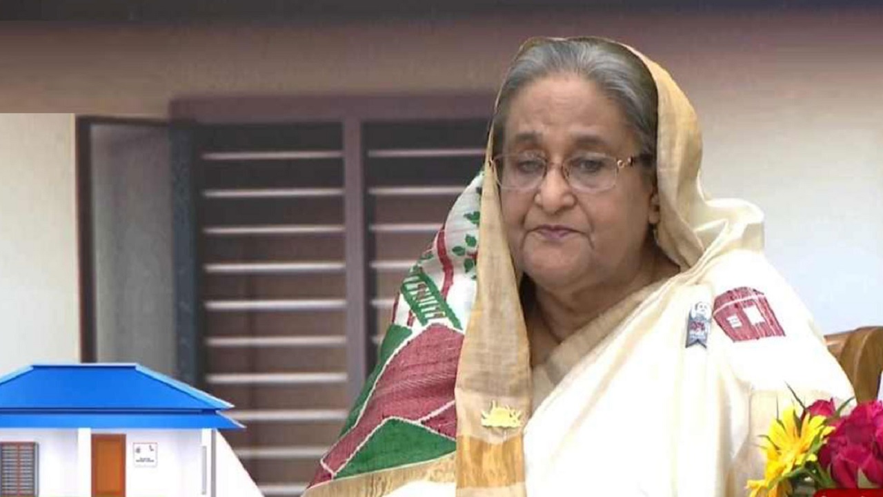 সকালে আশ্রয়ণ-২ প্রকল্পের ঘর হস্তান্তর কার্যক্রমের উদ্বোধনী অনুষ্ঠানে কথা বলেন প্রধানমন্ত্রী। ছবি : সংগৃহীত